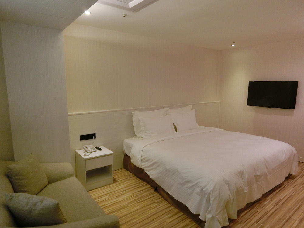 Wemeet Hotel Pingtung Exterior photo