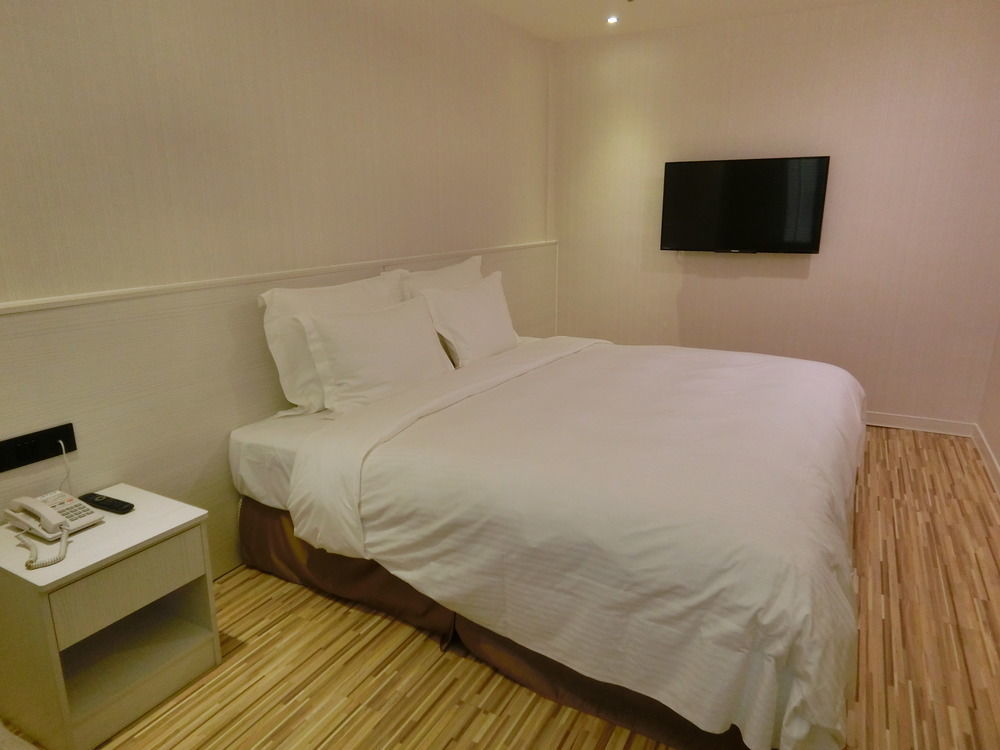 Wemeet Hotel Pingtung Exterior photo