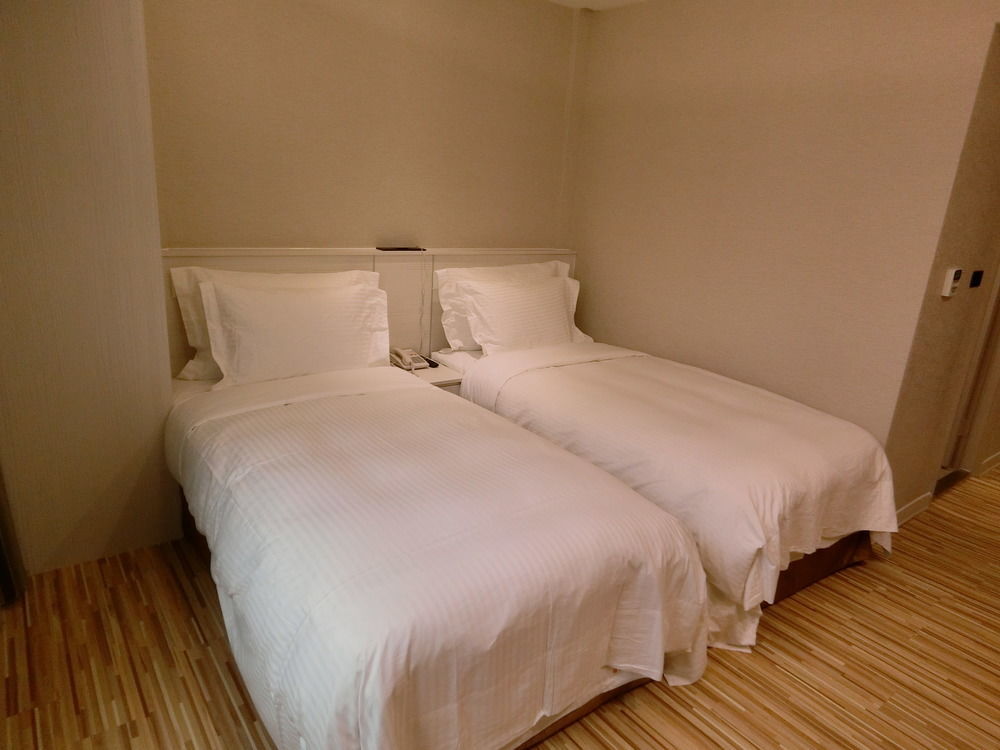 Wemeet Hotel Pingtung Exterior photo